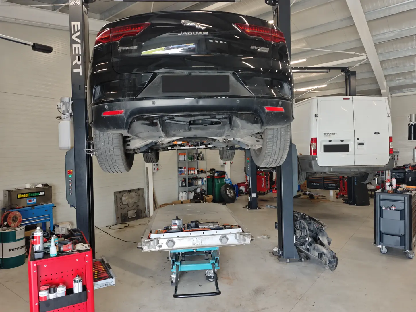 Jaguar I-PACE az emelőn, kiszerelt akkumulátorral